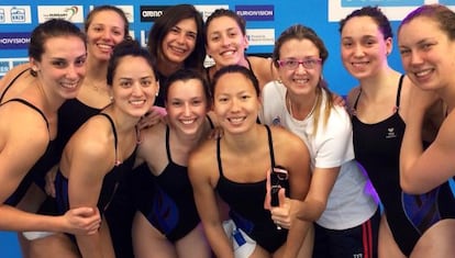 Anna Tarrés, amb l'equip de natació sincronitzada de França.