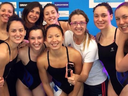 Anna Tarrés, con el equipo de natación sincronizada de Francia.