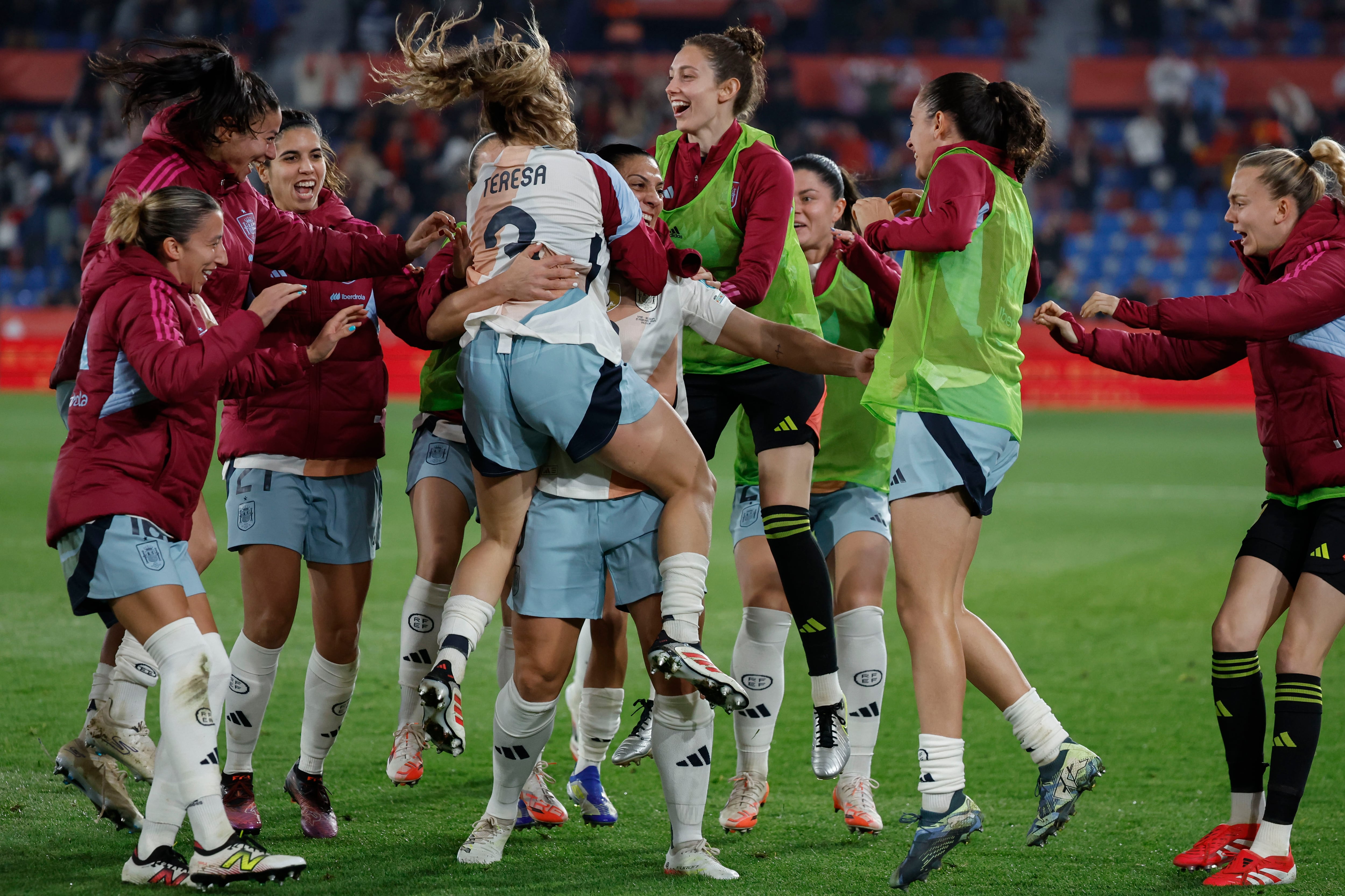 Las jugadoras de la selección celebran la remontada ante Bélgica en el tiempo de descuento este viernes en el estadio Ciutat de València.