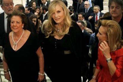 La alcaldesa Rita Barberá, junto a la actriz estadounidense Daryl Hannah, invitada de honor en la última edición de la Mostra.