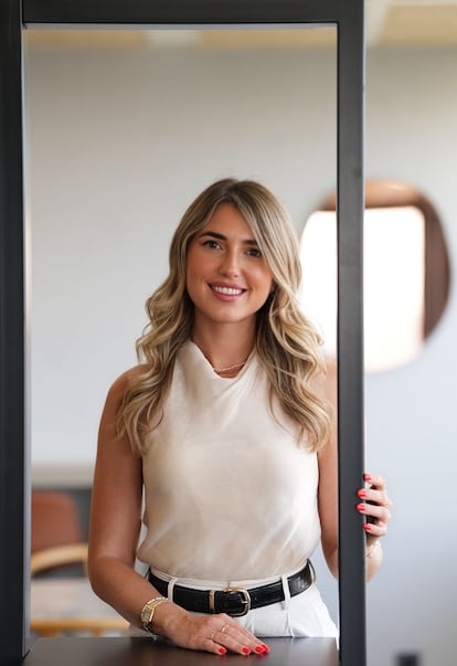 Rosa Narváez se une al equipo de tecnología de ING como nueva líder de IT de canales, clientes y datos. Ha trabajado en compañías como Zurich Seguros, liderando proyectos centrados en la 
escalabilidad y en la transformación de la experiencia de cliente, o Iberia. Además, ha recibido el premio Best Use of Science de la NASA Space Apps Challenge y ha sido reconocida como uno de los 111 talentos emergentes de España 
en el ámbito bancario y de insurtech por Nova Talent.