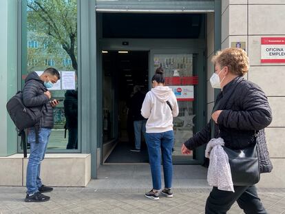Varias personas esperan a que llegue su turno para entra en una oficia de empleo pública en Madrid.
