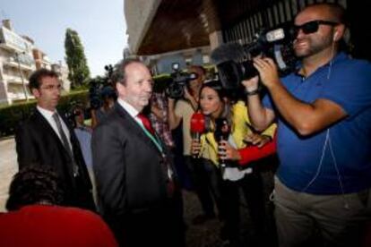 El nuevo jefe de la misión de la troika para Portugal, el irlandés John Berrigan (c), a su llegada para reunirse con representantes políticos y empresariales en Lisboa, Portugal, hoy, martes 17 de septiembre de 2013.