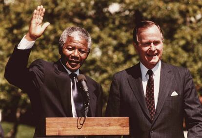 El entonces líder del Congreso Nacional Africano, Nelson Mandela, con el presidente de EE UU, George W. H. Bush, en junio de 1990 tras una reunión en la Casa Blanca (Washington). Bush padre, que ha muerto este viernes, llevaba varios años de salud muy delicada, aquejado de la enfermedad de Parkinson. Su esposa, Barbara, con la que estuvo casado 73 años, falleció el pasado abril.