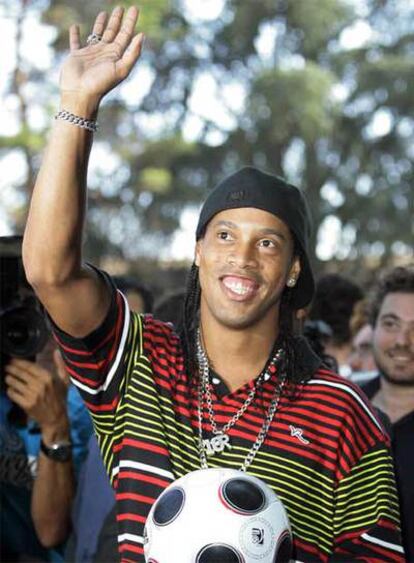 Ronaldinho a su llegada a Milan