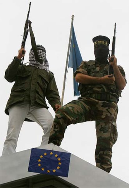 Dos radicales palestinos posan armados en el tejado de la oficina de la Unión Europea en Gaza.