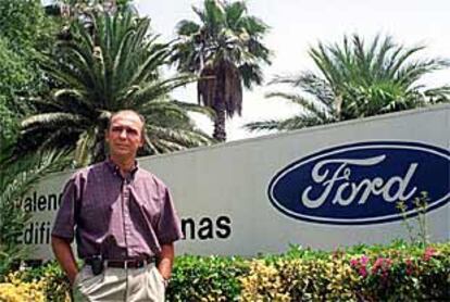 Antonio Adés, tras la entrevista, a la entrada de la factoría de Ford en Almussafes.