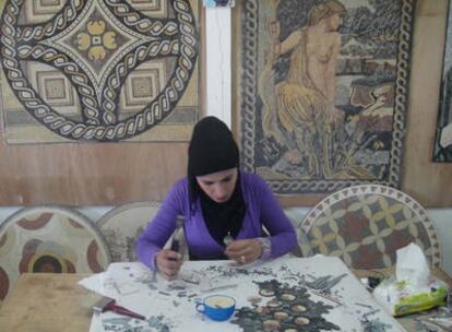 Mujer realizando artesanalmente un mosaico en Jordania