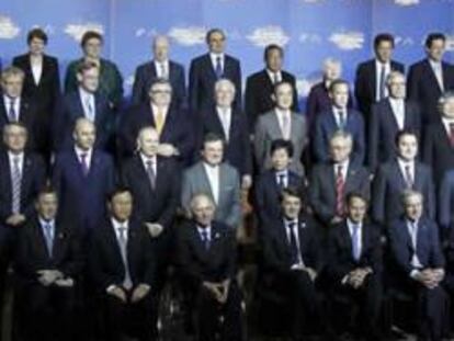 Los ministros de Finanzas del G-20 posan tras su reunión en París