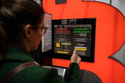 Una mujer utiliza una máquina de bitcoins instalada en Barcelona.