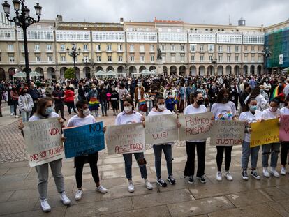 Amigas de Samuel Luiz en la concentración en A Coruña, el lunes 5 de julio, en repulsa por su muerte violenta.