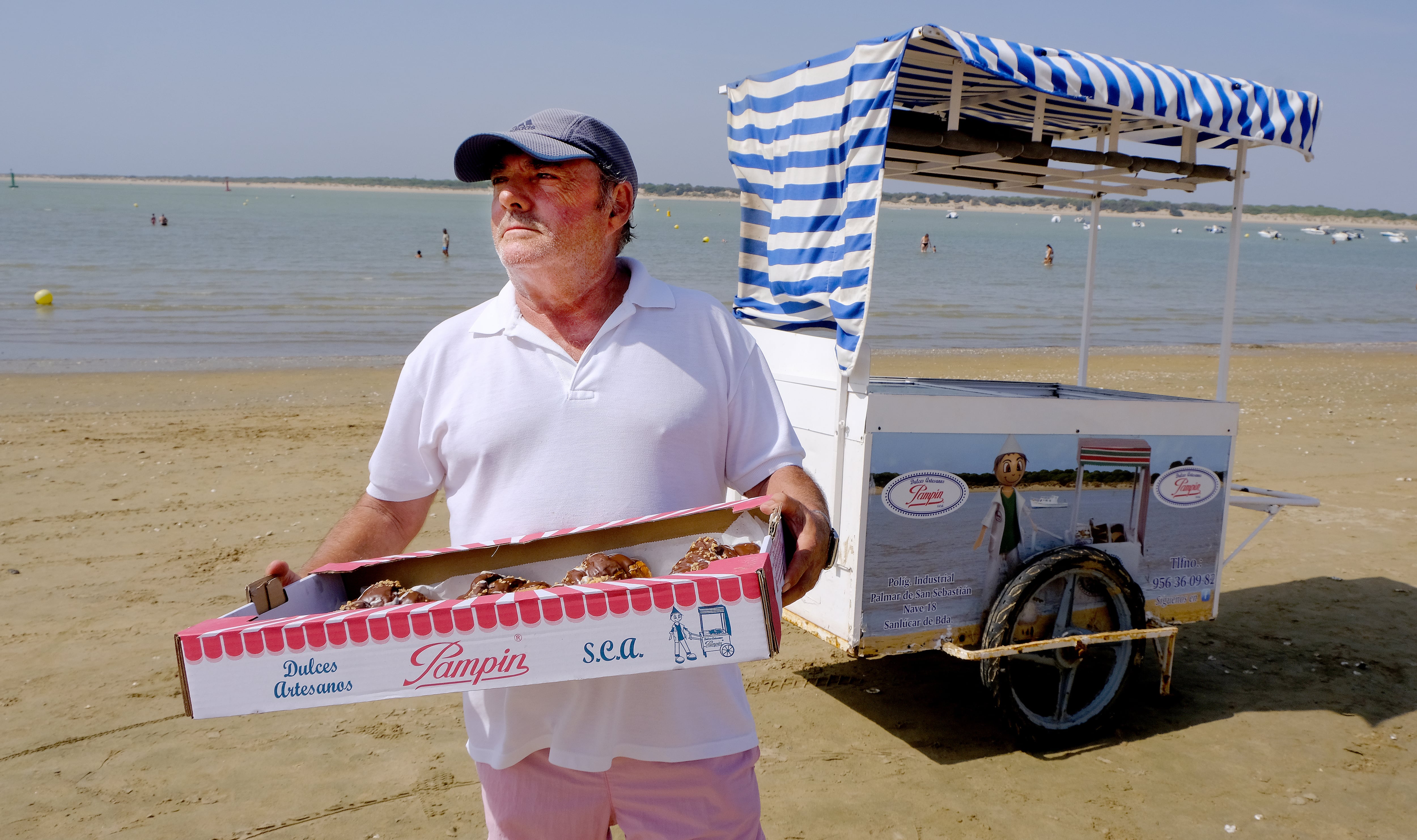 El pastelero que convirtió en tradición la venta de dulces en las playas de Sanlúcar