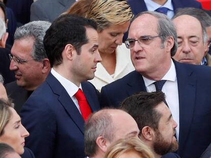 Ignacio Aguado y Angel Gabilondo conversan durante los actos del 2 de Mayo.