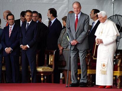 José Bono, José Luis Rodríguez Zapatero, Mariano Rajoy, Don Juan Carlos y el Papa, durante la recepción.