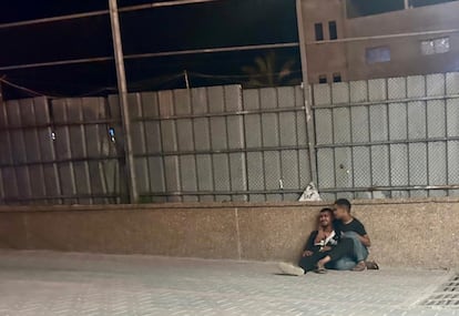 Un joven llora a las puertas de Urgencias, lamentando la muerte a manos del ejército israelí de un amigo
o de un familiar. Las imágenes de mujeres y hombres llorando por la muerte prematura y violenta de sus seres queridos son constantes, al igual que los bombardeos. (Jan Yunis, 29 de mayo de 2025).