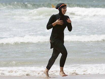 El burkini, un ba&ntilde;ador que cubre la mayor parte del cuerpo.