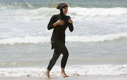 El burkini, un ba&ntilde;ador que cubre la mayor parte del cuerpo.