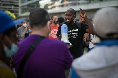 Uno de los desalojados protesta con un megáfono en las puertas de las dependencias municipales