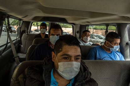 Mexicanos que han sido deportados viajan en una camioneta de migración en Reynosa, Tamaulipas.