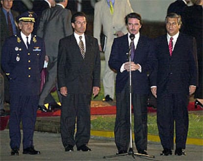 José María Aznar, a su llegada al aeropuerto de Lima, junto al ministro de Justicia de Perú y otras autoridades locales.