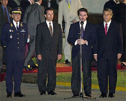 José María Aznar, a su llegada al aeropuerto de Lima, junto al ministro de Justicia de Perú y otras autoridades locales.