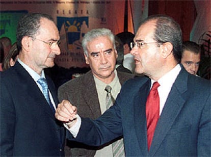 Manuel Cháves (derecha) conversaba ayer en Málaga con el alcalde de la ciudad, Francisco de la Torre.