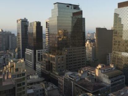 Vista a&eacute;rea de rascacielos en el centro de Santiago de Chile. 