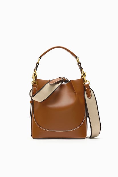 If you’re looking for a basic bag with details, Zara offers what you need with this bucket bag with white stitching and a wide cloth strap that you can personalize with your initial. €25.95/$49.90.