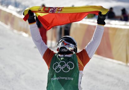 El deportista español Regino Hernández celebra la medalla de bronce tras pasar la meta.