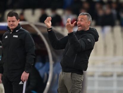 Luis Enrique reacciona en la banda durante el partido en Atenas.