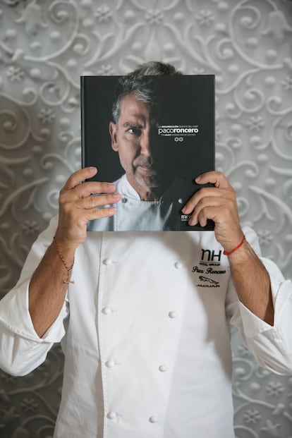 Paco Roncero, con su nuevo libro, 'La insurrección silente del chef'. editado por Montagud. 