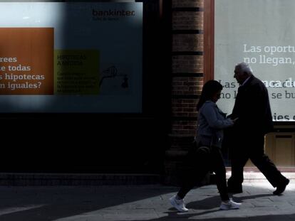 Un cartel publicitario de hipoteca en una entidad bancaria de Sevilla.