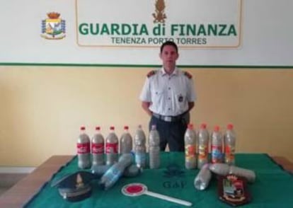 El cargamento de arena pretendía ser transportado en 14 botellas de plástico.