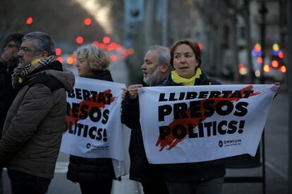 Protesters on Barcelona’s Gran Vía hold signs reading: “Free [the] political prisoners,” in reference to the Catalan separatists in pre-trial detention for their involvement in the independence drive.