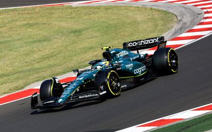 Fernando Alonso de Aston Martin durante la clasificación de F1 desde el circuito de Hungaroring, en Hungría.