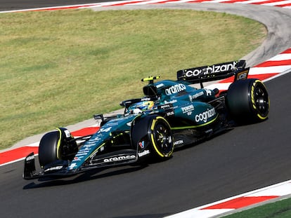 Fernando Alonso de Aston Martin durante la clasificación de F1 desde el circuito de Hungaroring, en Hungría.