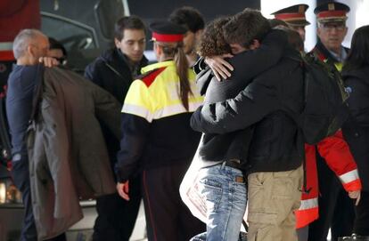 Familiares han llegado a El Prat para tomar un avión hacia Marsella.