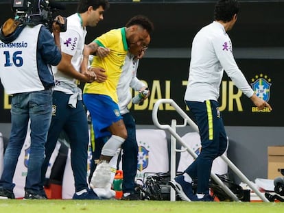 Neymar sofreu uma entorse no tornozelo ainda no primeiro tempo.