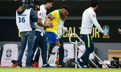 Neymar sofreu uma entorse no tornozelo ainda no primeiro tempo.