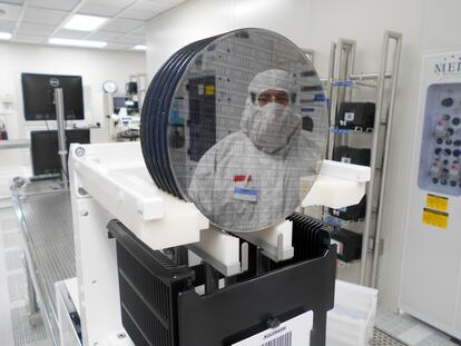 Un trabajador en una planta de fabricación de semiconductores propiedad del fabricante de chips holandés NXP Semiconductors que fabrica chips de telecomunicaciones 5G en Chandler, Arizona.