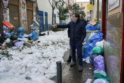 El alcalde de Madrid, José Luis Martínez Almeida, en una calle llena de hielo y basura tras el paso de 'Filomena'.