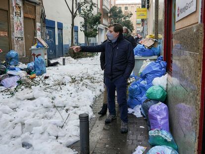 El alcalde de Madrid, José Luis Martínez Almeida, en una calle llena de hielo y basura tras el paso de 'Filomena'.