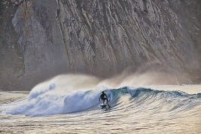 Surf otoñal en la playa de Beliche, en Sagres (Portugal).
