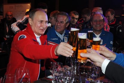 El presidente Putin brinda con miembros de la delegación austriaca en Krásnaya Poliana el 9 de febrero.