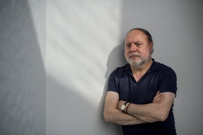 El historiador César Ross, en el Instituto de Estudios Avanzados de la USACH, en Santiago.