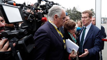 Esteban González Pons, con el presidente del PP, Alberto Núñez Feijóo, el miércoles a su llegada al congreso del Partido Popular Europeo en Bucarest.