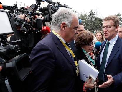 Esteban González Pons, con el presidente del PP, Alberto Núñez Feijóo, el miércoles a su llegada al congreso del Partido Popular Europeo en Bucarest.