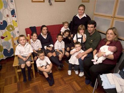 La familia Barrondo, con once hijos, posa en su piso de Irún.