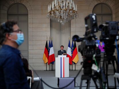 Emmanuel Macron, el lunes durante una conferencia de prensa a distancia con la canciller Angela Merkel.