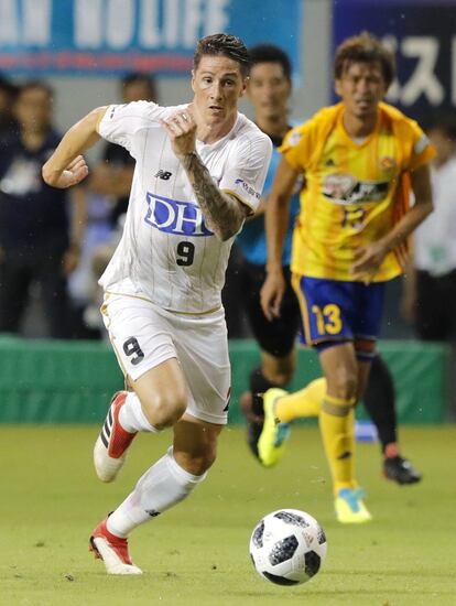 Fernando Torres, center, regatea con el balón durante el encuentro frente al Vegalta Sendai.